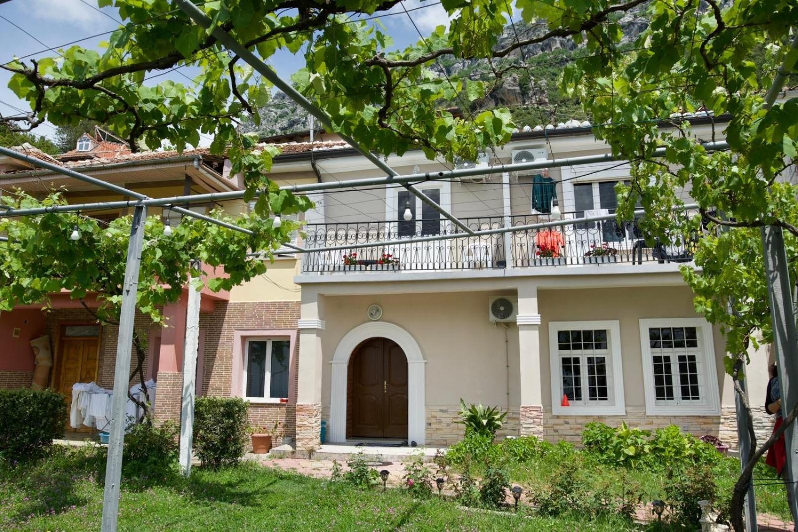 Garden Villa Guni กรูเยอ ภายนอก รูปภาพ